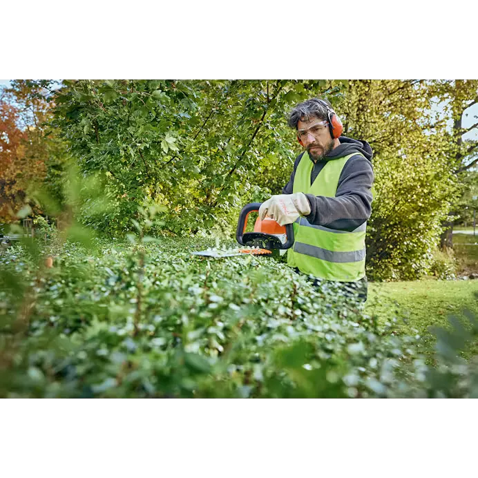 Stihl | HSA 100 24" Battery Hedge Trimmer | w/ AP 300 S battery & AL 301 charger (HSA100-AP300S-AL301-COMBO)