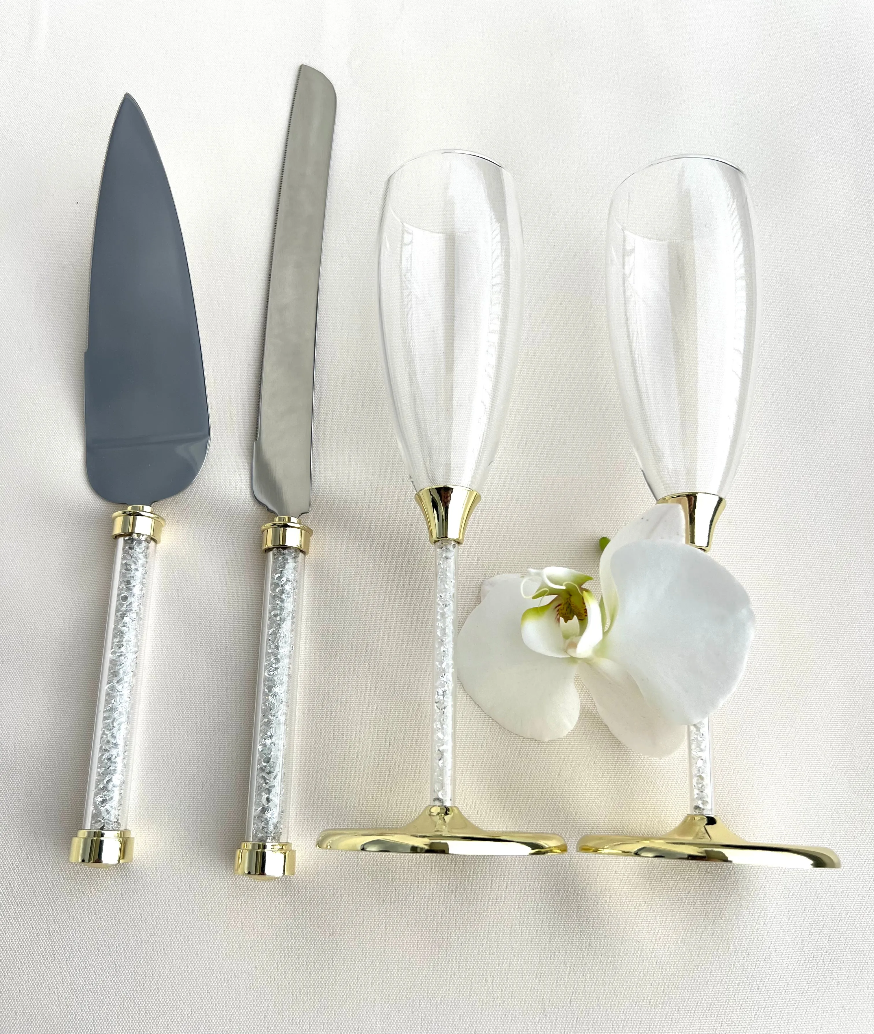 Wedding Glasses and Cake Server Set, Champagne Flutes, Toasting Glasses and Cake Cutting Set for Weddings and Special Occasions